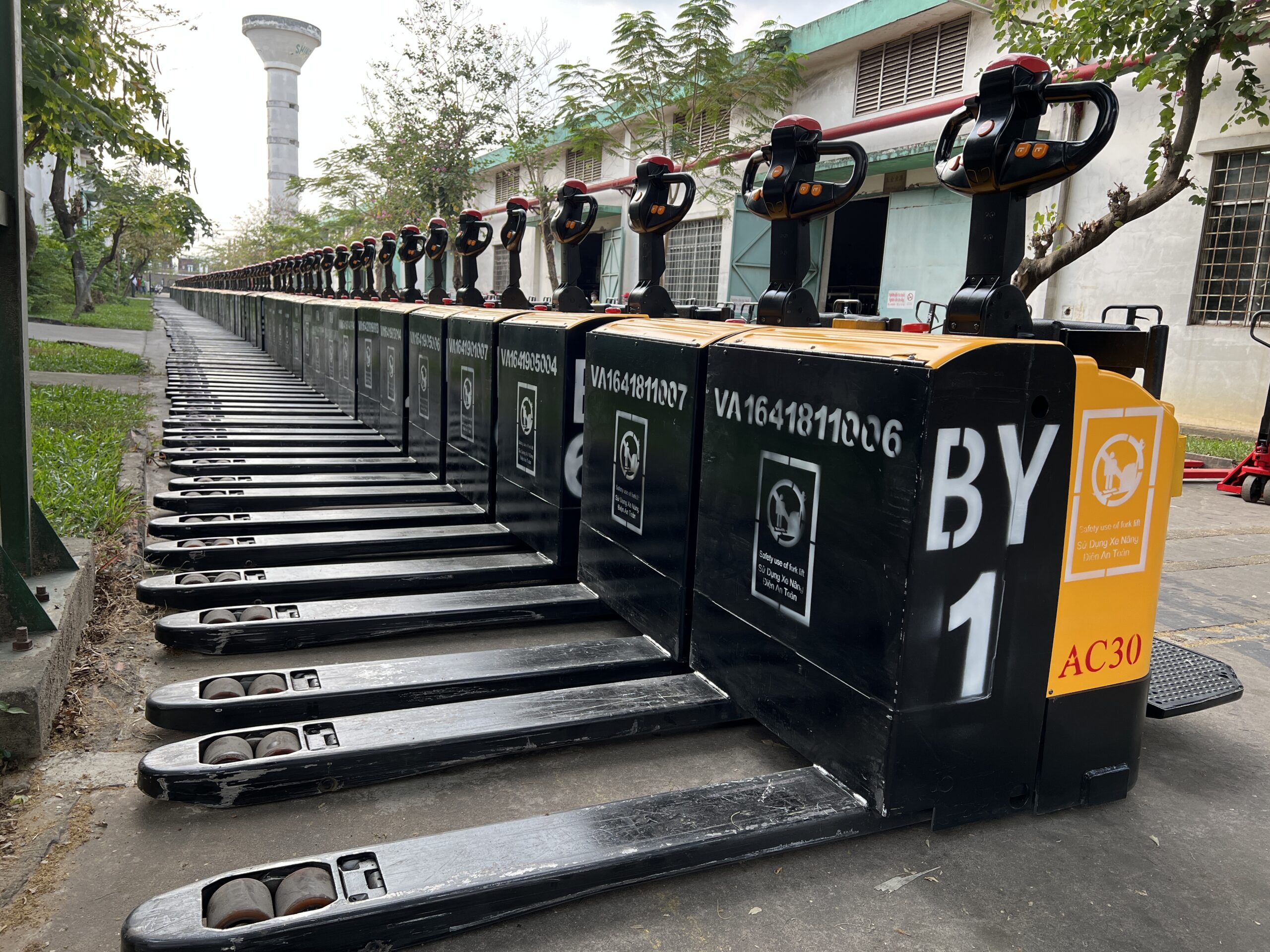 CBD30-470 Pallet Truck Pin Lithium (2)
